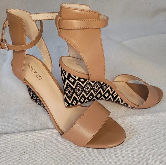 Nine West Tan Wedge Heels with Tribal Print Pattern Size 9 - Picture 5 of 12